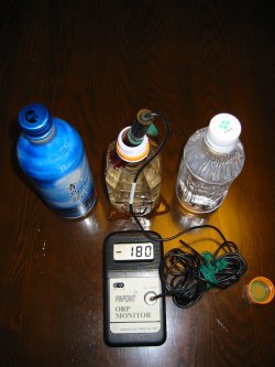 電解還元水を保温用に開発された酸素を透過させない新型ペットボトルに密封し、還元電位の変化を計測しました