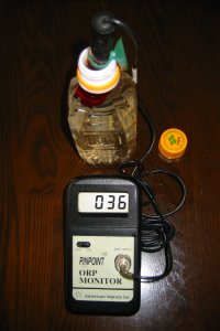 電解還元水を保温用に開発された酸素を透過させない新型ペットボトルに密封し、還元電位の変化を計測しました