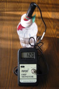 普通のペットボトルに入れた電解還元水の還元電位の変化を測定しました